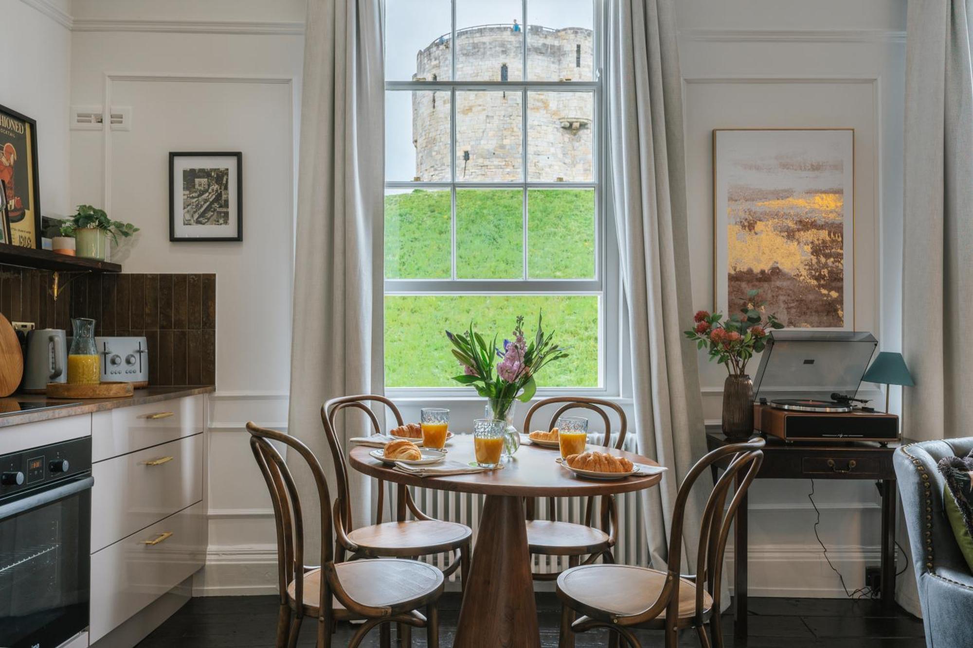 Tower View Apartment York Bagian luar foto