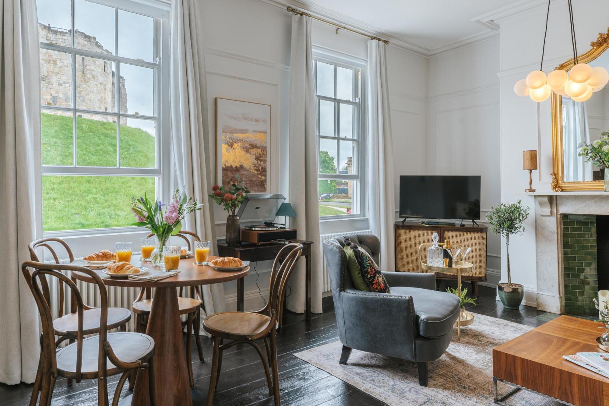 Tower View Apartment York Bagian luar foto